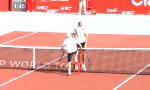 Lustiges Video : Kleiner Tennisspieler ganz groß