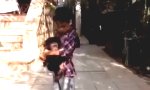 Lustiges Video : Das Kind und der Babyaffe