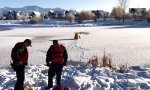 Hund aus gefrorenem See retten