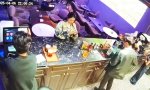 Feurige Begegnung an der Cocktailbar