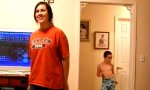 Funny Video : Kleiner Bruder als Background-Tänzer