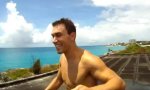 Lustiges Video : Sprung von karibischem Hoteldach