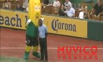 Funny Video : Bananen-Maskottchen wird geschält