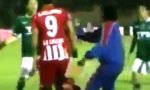 Lustiges Video : Kommt ein Fußballschuh geflogen