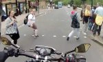 Funny Video : Fußgänger Troll