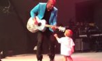 Baby stiehlt Papi die Show