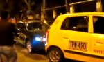 Wütende Fahrerin vs Taxi