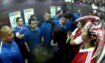 Gegnerische Fußball-Fans im Fahrstuhl