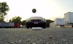 Basketball-Trickshots aus fahrendem Auto