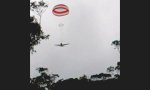 Flugzeug am Fallschirm