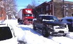 Movie : Pick Up zieht Truck durch den Schnee