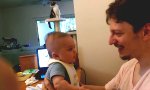 Funny Video : Baby mit 3 Monaten sagt ´I love you´