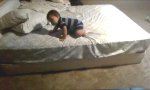 Funny Video : Vom Bett fliehen