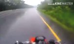 Lustiges Video - Mit der Freundin auf zwei Rädern durch den Regen