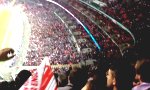 Funny Video : Papierflugzeugangriff im Stadion