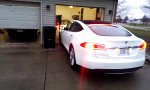 Lustiges Video : Tesla fährt selbst in Garage                 