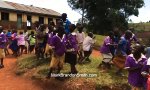 Afrikanische Kinder sehen zum ersten mal Drohne