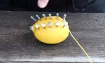 Feuer mit einer Zitrone machen