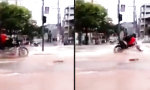 Straße schluckt Motorrad