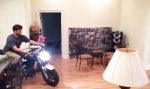 Motorrad Wheelie im Wohnzimmer