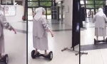 Funny Video : Alte Nonne auf Hoverboard