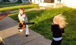 Funny Video : Kleiner Freak mit Laubgebläse
