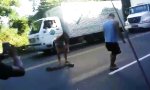 Funny Video : Schlange auf Straße - Frau ist wenig zimperlich