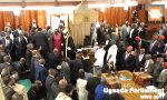 Im Parlament von Uganda fliegen die Fäuste