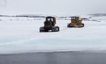 Funny Video - Mit dem Bulldozer auf dünnem Eis