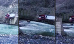 Lustiges Video : Harter Test für wackelige Holzbrücke