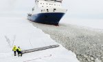 Movie : Während der Fahrt auf Containerschiff aufspringen