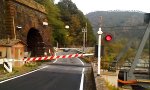 Lustiges Video : Rauchiger Bahnübergang