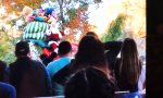 Lustiges Video - Santa nicht ganz fest im Sattel