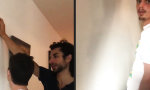 Lustiges Video : Credit Card Challenge mit erhobenem Haupt