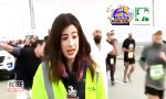 Funny Video : Kleiner Klaps für die Reporterin