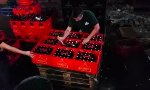 Funny Video : 200 Bierflaschen in 58 Sekunden aufmachen