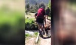 Lustiges Video - Die Freundin über den Fluss tragen
