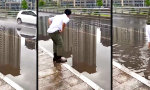 Lustiges Video : Ein Mann nimmt den schweren Weg