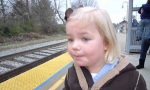 Die erste Zugfahrt eines kleinen Mädchens